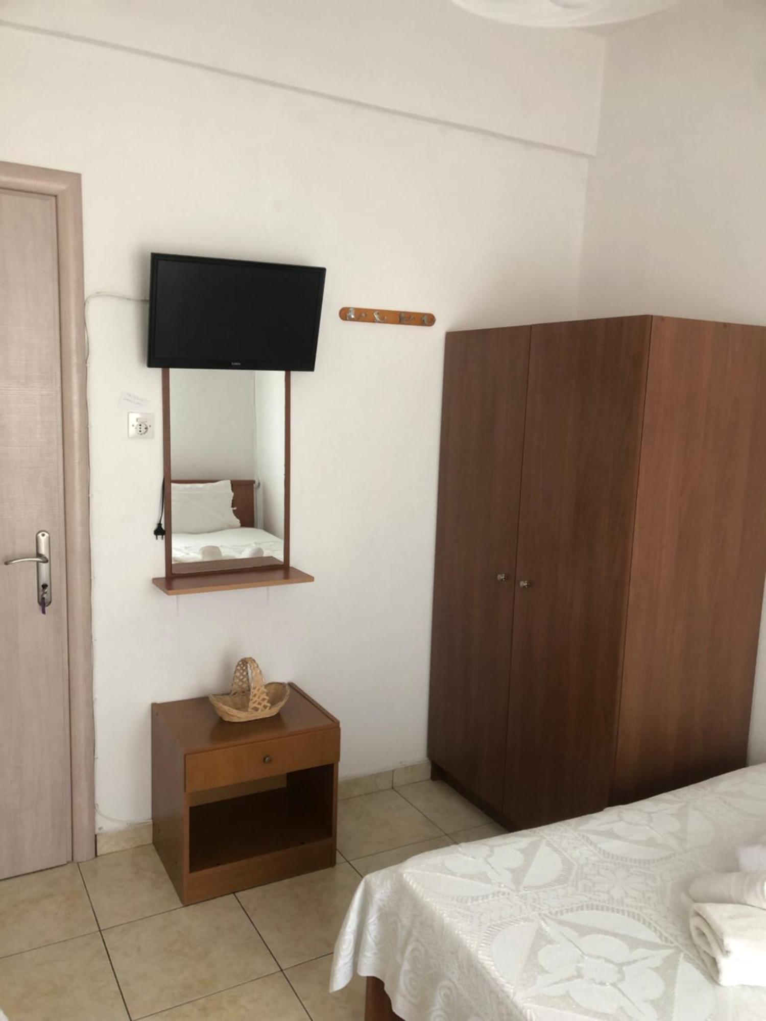 Nikos Rooms Néa Péramos Exteriör bild